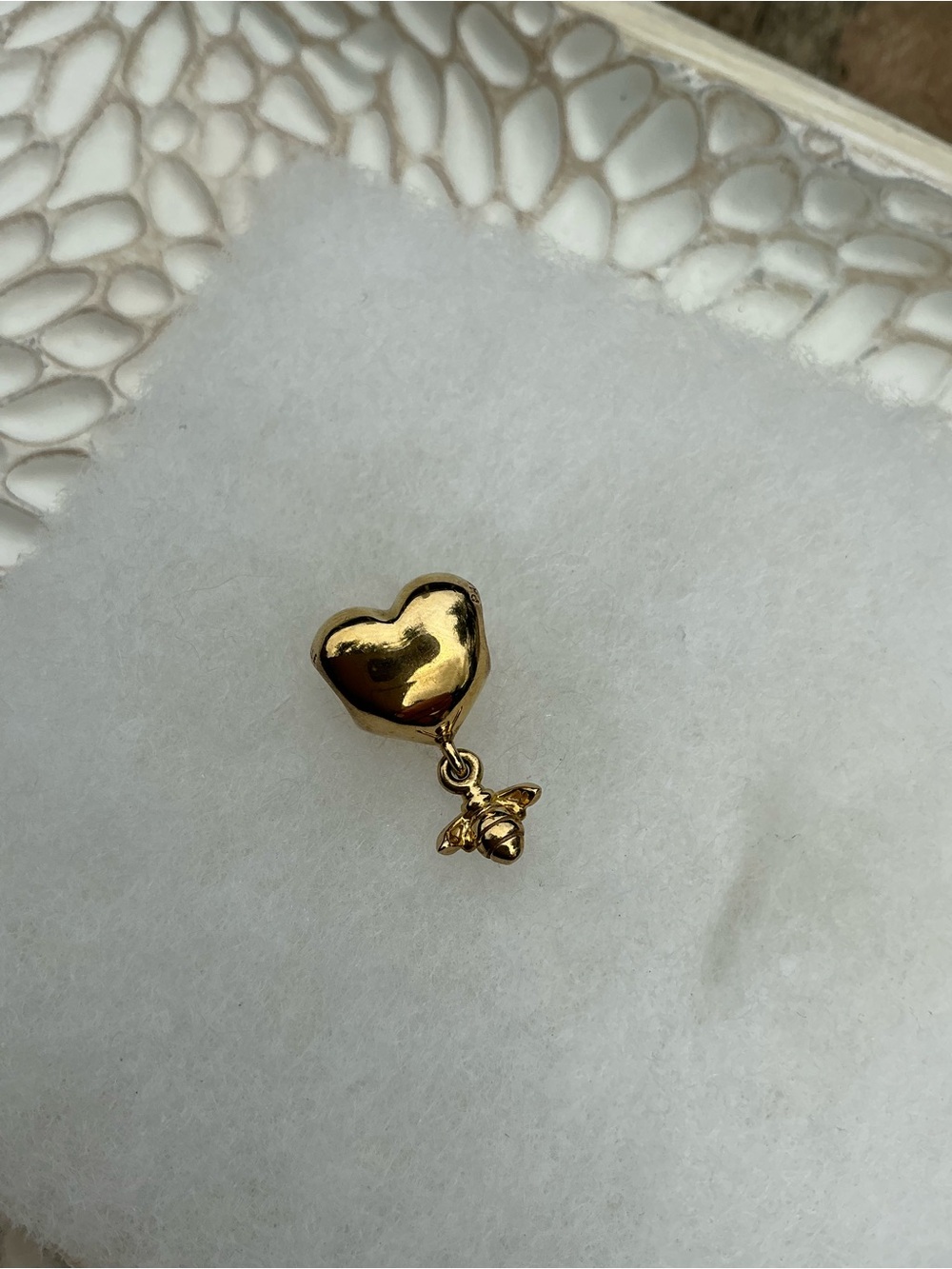 Authentic Pandora Shine 18k gold Heart And Bee Dangle bead Charm